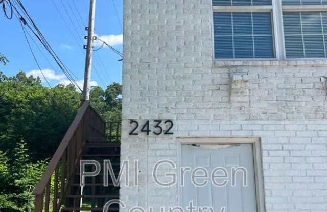 2432 E Pine St photos photos