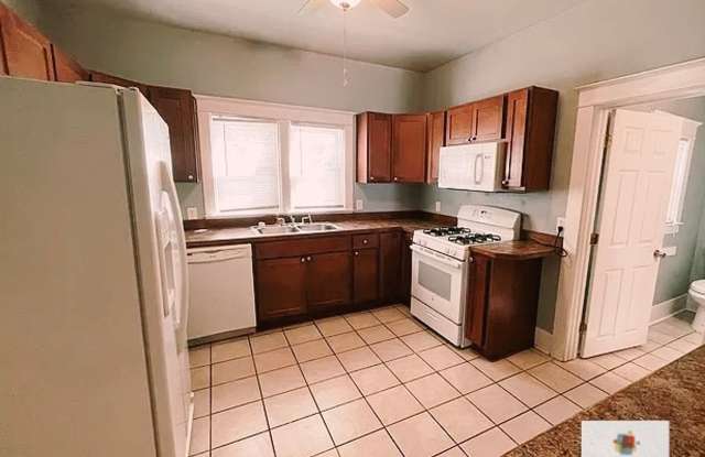 6 bed 2 bath Single Family Home Gallery 4