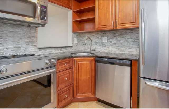 633 NE 2nd Ave photos photos