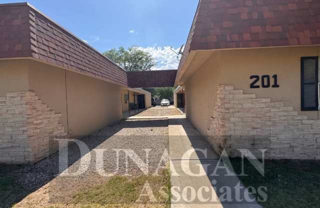 OPEN HOUSE ON 12/3 FROM 3:15-3:25 AVAILABLE NOW!! 2BEDROOM/1 FULL BATH !! - 201 North Mesquite Street, Carlsbad, NM 88220