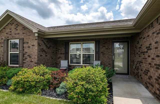 3BR/2BA Home with Two Car Garage, Fenced Back Yard For Rent in Jeffersonville! Gallery 3