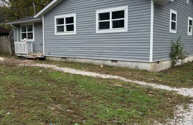 4 Bed 1 Bath PRE-LEASING -Availabel November 30, 2025 - 3042 West Hovey Street, Springfield, MO 65802