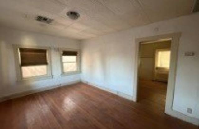 213 E Oak Street Gallery 2