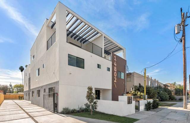 14802 Vanowen Street Gallery 4