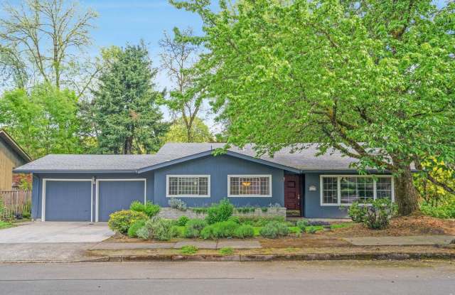 Spacious, well-cared for 4-bdrm/3-bath split-level—Family/laundry rooms, backyard, garage photos photos