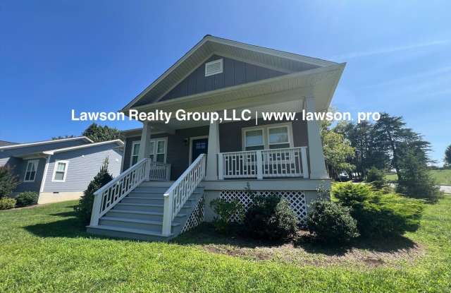 Newer Construction Cottage with Double Car Garage Gallery 3