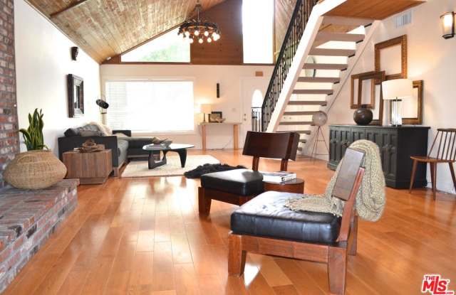 5915 WILKINSON Avenue Gallery 2