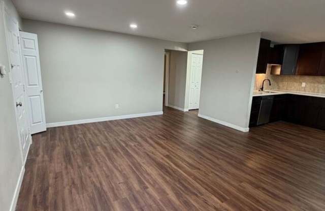 2 Bedroom 1 Bathroom Apartment in Lakewood Gallery 3