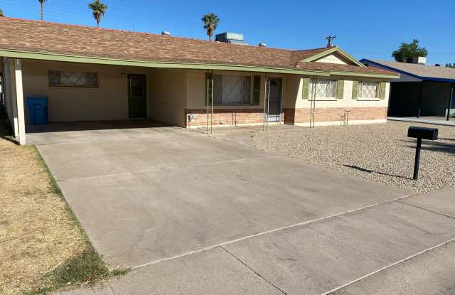 Spacious 4 bed, 2 bath SFH with huge yard Central Phoenix photos photos