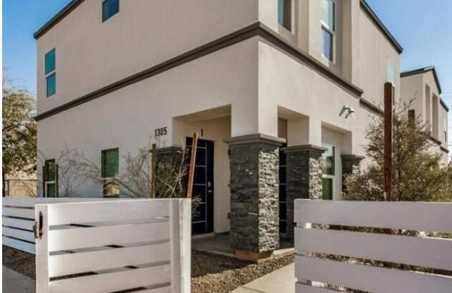 1305 E MADISON Street unit: 4 photos photos