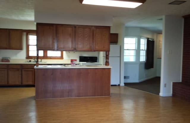 5 Bedrooms, 2 Bath  House with Attached Garage Gallery 4