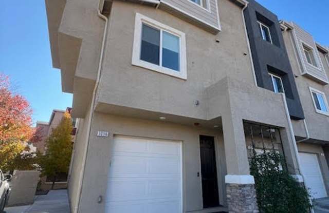 Freshly Painted Larger End Unit Condo for Rent! Gallery 3