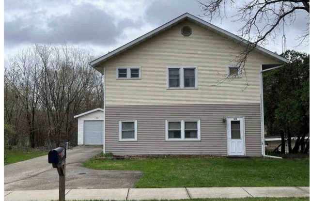 5 Bedroom / 2.5 Bathroom For Rent Gallery 1