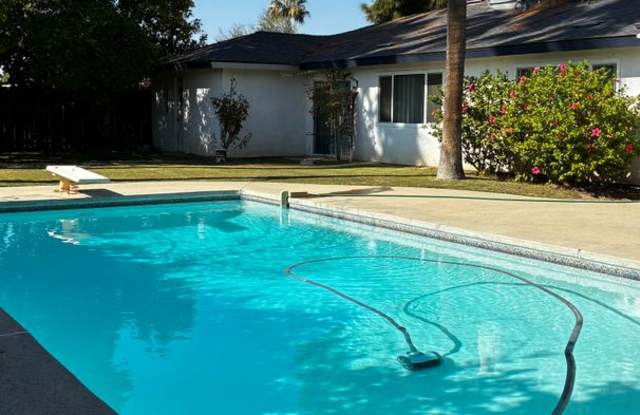Beautiful 4 Bedroom House in NW Bakersfield with Pool! Gallery 3