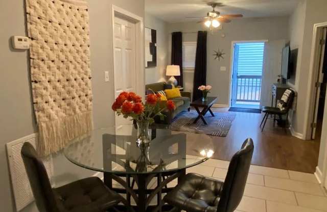 Room in 4 Bedroom Home at Jones Ave NW photos photos