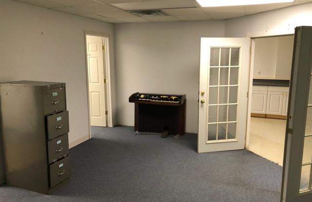 29154 GRAND RIVER Avenue Gallery 3
