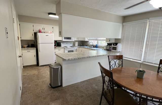 Smith Park Place - Private Rooms across from Smith Park Gallery 4