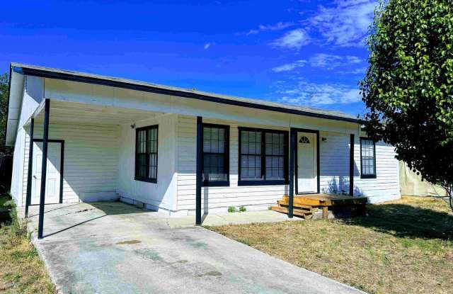 3-Bedroom Home with Large Yard – Close to Schools! - 408 1/2 West Avenue F, Copperas Cove, TX 76522