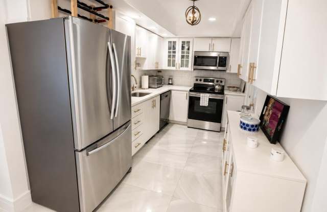 5570 Tamberlane Circle Gallery 2