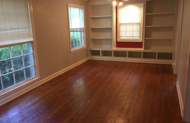 Charming 3-bedroom, 2-bathroom home in the heart of West Nashville! Gallery 3