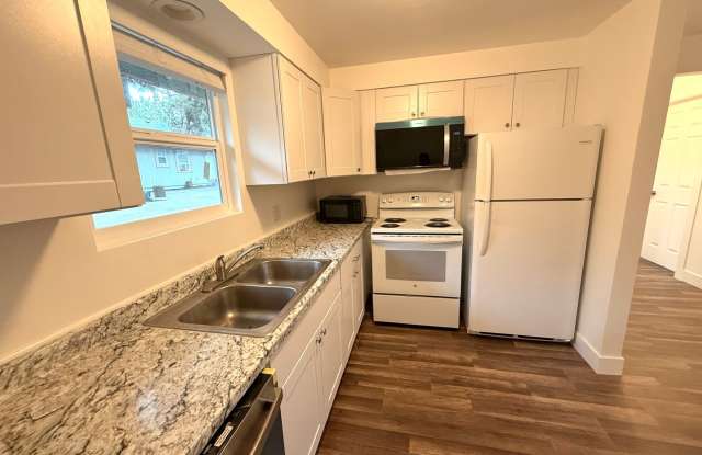 CHARMING AND COZY LIVING MINUTES FROM THE OLD MILL!! Gallery 1