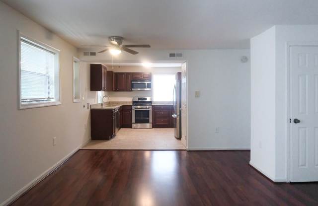 Modern Two Bedroom + Den Condo! Minutes to Congress Heights Metro! Gallery 1