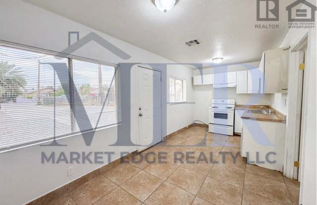 1Bed/1Bath Apt at 16th St/Thomas Rd! -- NO HOA! FENCED-IN YARD! -- NO APPLICATION FEE! photos photos