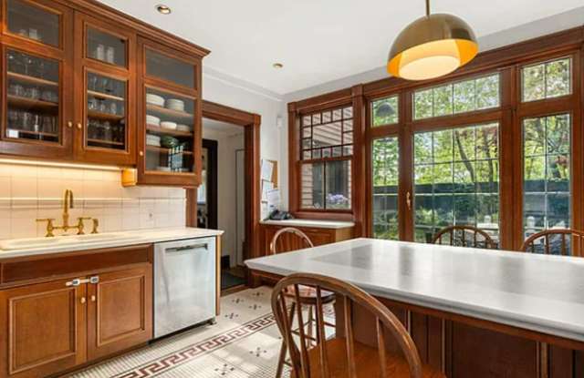 Elegant Brookline Single Fam 5bd/2.5 bath, 6 car parking, private garden photos photos