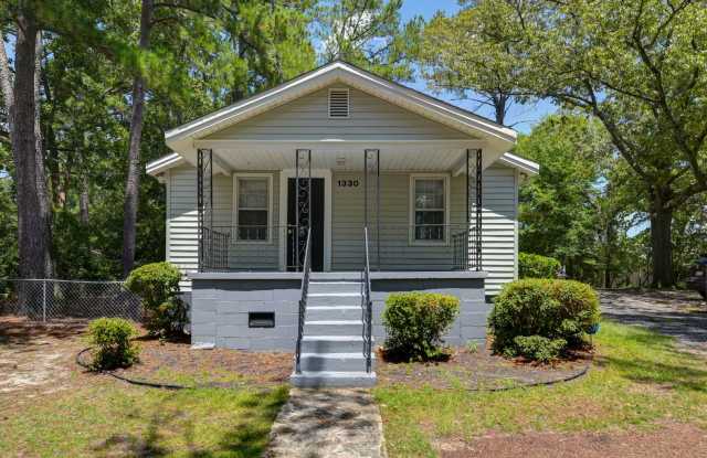 Charming 2 Bedroom Home, close to USC & located on a Large Lot! photos photos