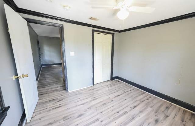 310 Pinehurst Drive - B Gallery 3