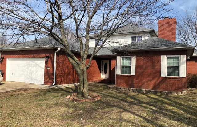 111 Fox Run  PL Unit #B - 111 Fox Run Pl, Lowell, AR 72745
