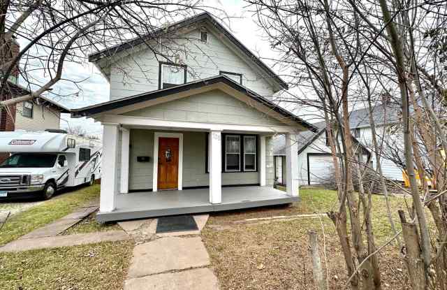 Available June 1st - Beautifully Renovated 4 Bed 1 Bath w/ Garage photos photos