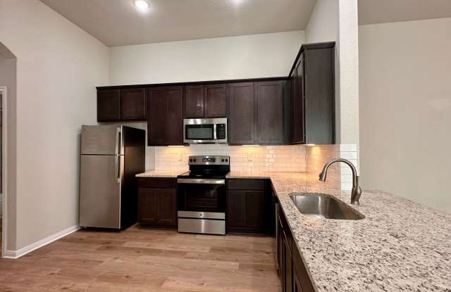 Luxury 3/2 duplex in NBTX Gallery 4