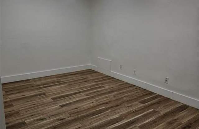 2016 Avenue M Gallery 1