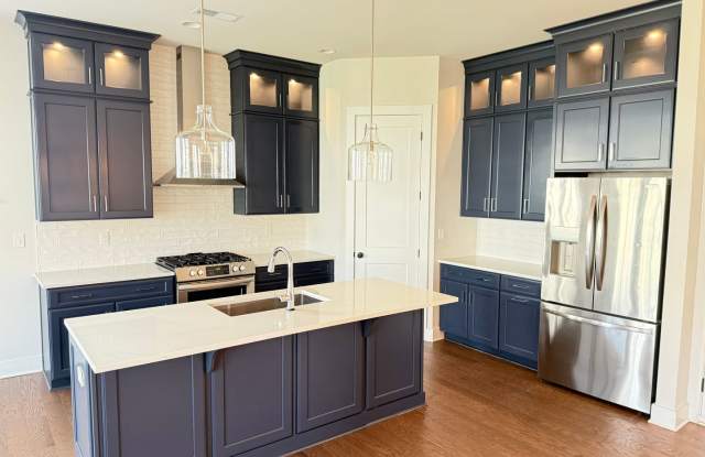 Spacious Modern End-Unit Davidson Townhome - Lake Davidson Access Gallery 4