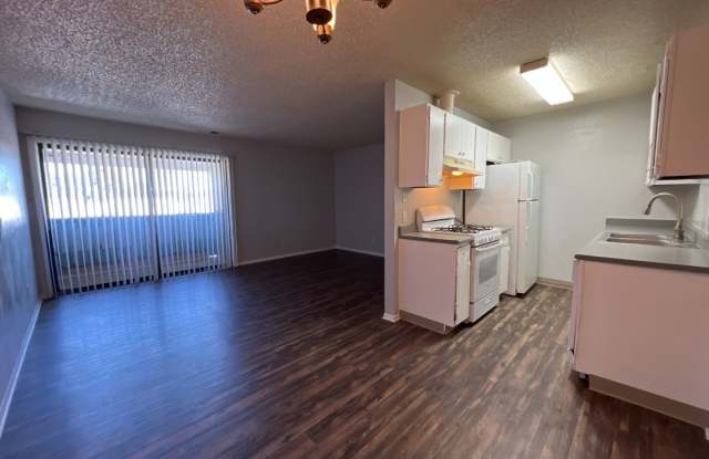 2 Bedroom 1 Bathroom Apartment in Aurora **Move-In Special** photos photos