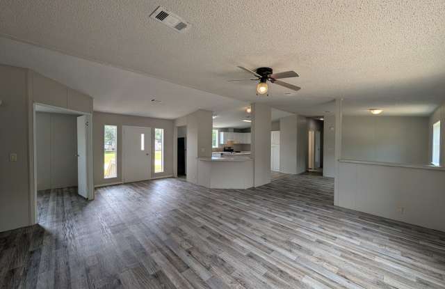 BIG 1,800 sq ft 3 Bedroom, 2 bath + office / den (could be a 4th bedroom) photos photos