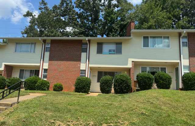 2BR/2.5BA condo in Champion Court near Centennial  Avent Ferry - 2372 Champion Court, Raleigh, NC 27606