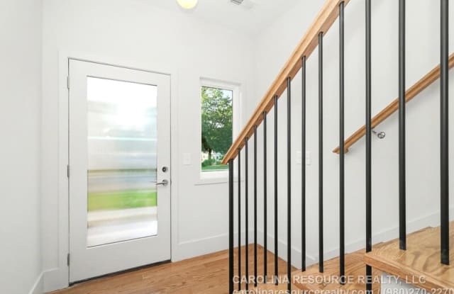 1424 Lomax Avenue - 1 Gallery 3