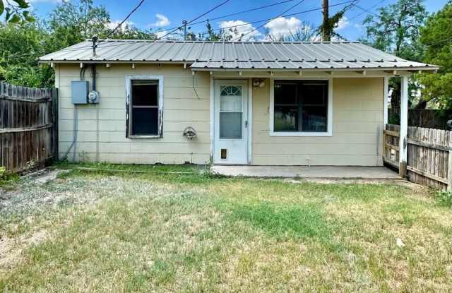 Now Available!! 1bed/1bath back apartment! photos photos