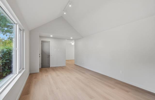 4Bd/2Ba Kirkland Home Gallery 4