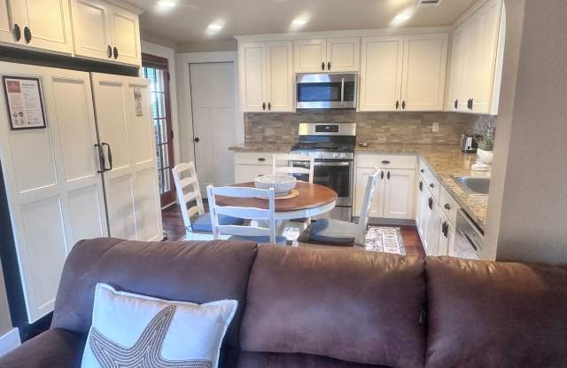 Snow Cottage: 1bd/1ba, Beautiful Full Kitchen, Pets OK $300 Utility fee Gallery 4