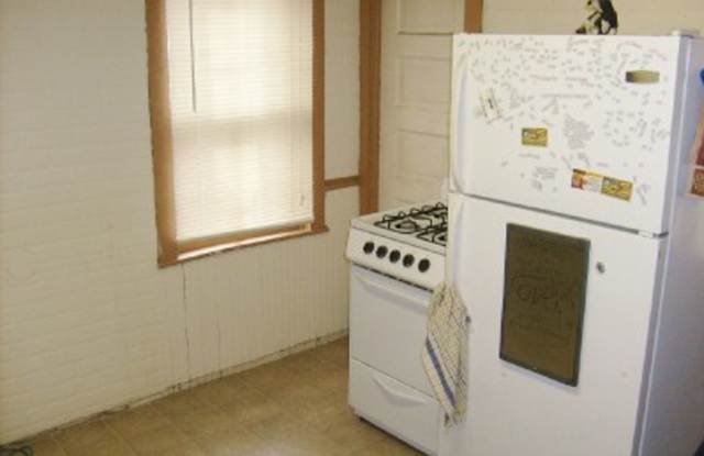 Spacious 3-Bedroom House with Parking & Private Yard - Available 8/15/2027 Gallery 3