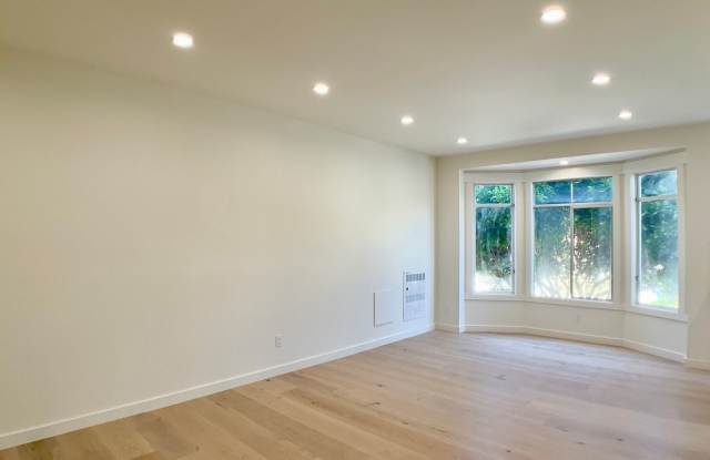 REMODELED 1/1. In-Unit W/D! Dishwasher! Roof Deck! Bay Windows! HUGE CLOSETS! photos photos
