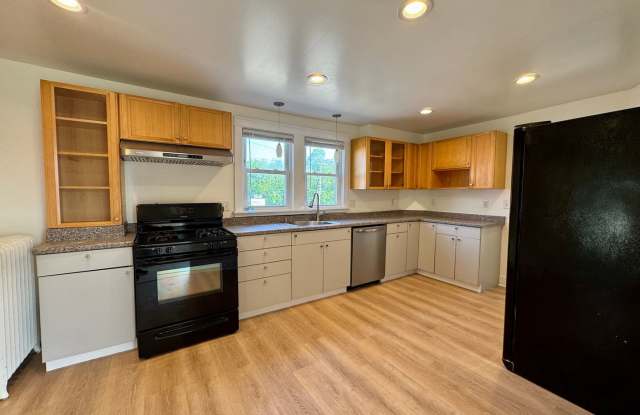 Spacious Portland 3BD/1.5BA Single Family Home - Available 9/1!! photos photos
