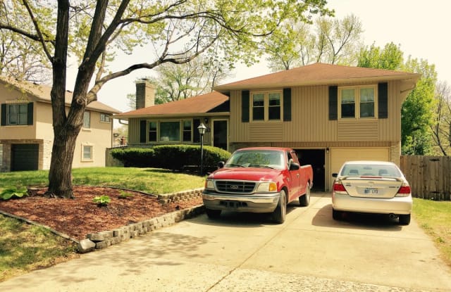 8409 Sante Fe Ln - 8409 Santa Fe Lane, Overland Park, KS 66212