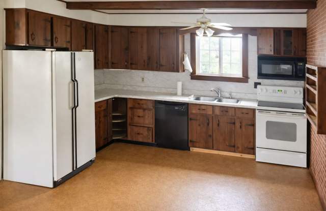 Spacious 5-Bedroom, 4-Bathroom Home  1 MONTH FREE RENT ( 10 Walnut St) Gallery 4
