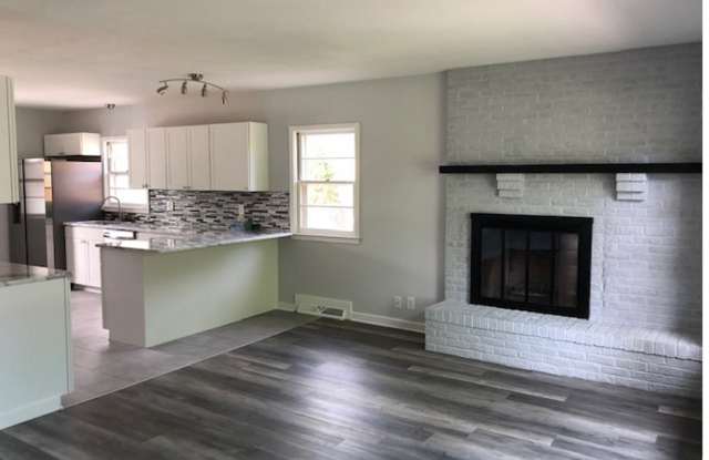 Updated 3 Bed Brick Home! Gallery 3