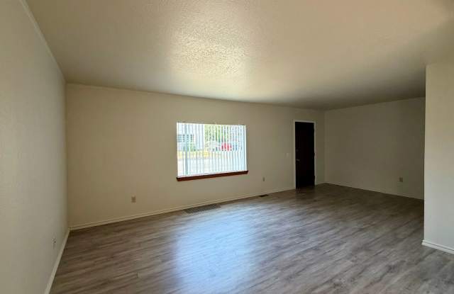 Richland 'A' Duplex- 4 bed, 2 ba with Private Yard Gallery 4