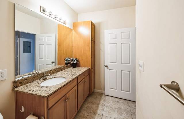 Charming 2BR Condo in Saint Louis - 1241 Strassner Drive, Brentwood, MO 63144